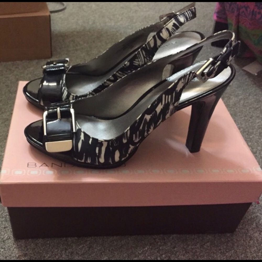 NEW BANDOLINO BLACK AND WHITE SILK OPEN TOE HEELS